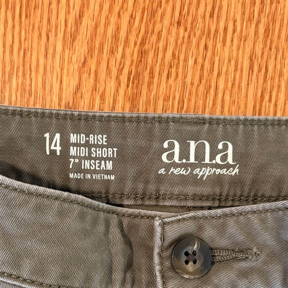 a.n.a Olive Green Women's Casual Shorts - Picture 2 of 7